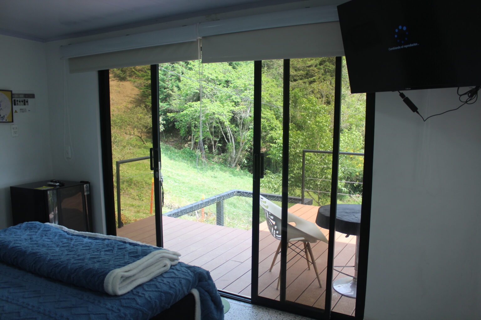 Interior del alojamiento con cama doble y salida a la terraza